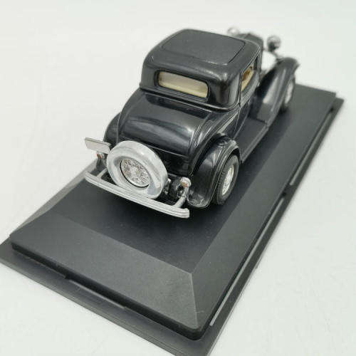 Road Signature 1937 Ford V8 convertible die-cast model car - Steering wheel missing - Scale 1/43