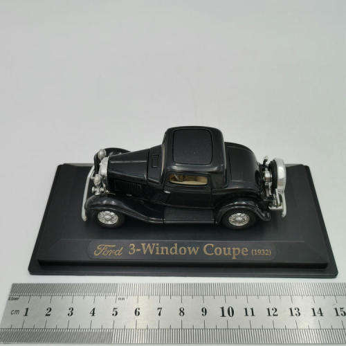 Road Signature 1937 Ford V8 convertible die-cast model car - Steering wheel missing - Scale 1/43