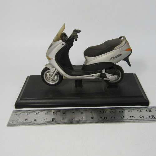 Maisto Peugeot Elyseo model motorcycle - scale 1/18
