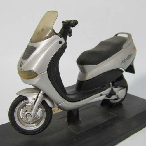 Maisto Peugeot Elyseo model motorcycle - scale 1/18