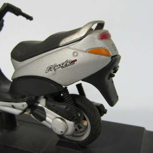 Maisto Peugeot Elyseo model motorcycle - scale 1/18