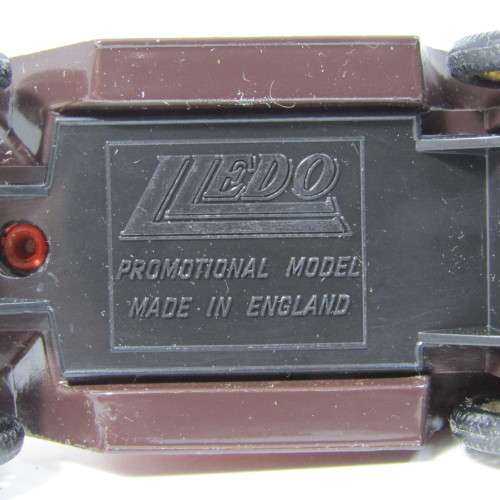 Lledo 1920 Ford Model T van - Warburton`s Family Bakers promotional model car in box