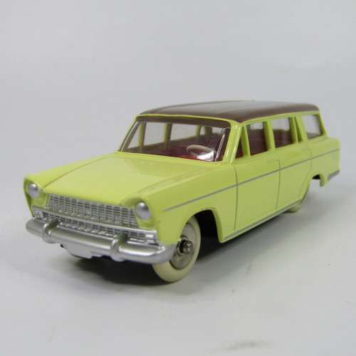 DeAgostini Dinky Toys Fiat 1800 Familiale toy car in box