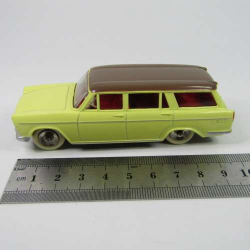 DeAgostini Dinky Toys Fiat 1800 Familiale toy car in box