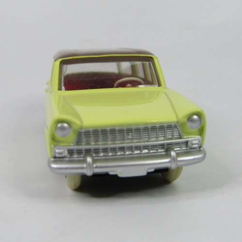 DeAgostini Dinky Toys Fiat 1800 Familiale toy car in box