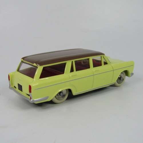 DeAgostini Dinky Toys Fiat 1800 Familiale toy car in box