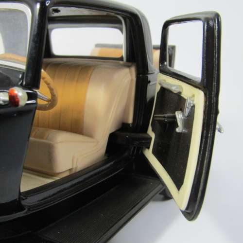 Road Legends 1932 Ford 3-window coupe die-cast model car - scale 1/18