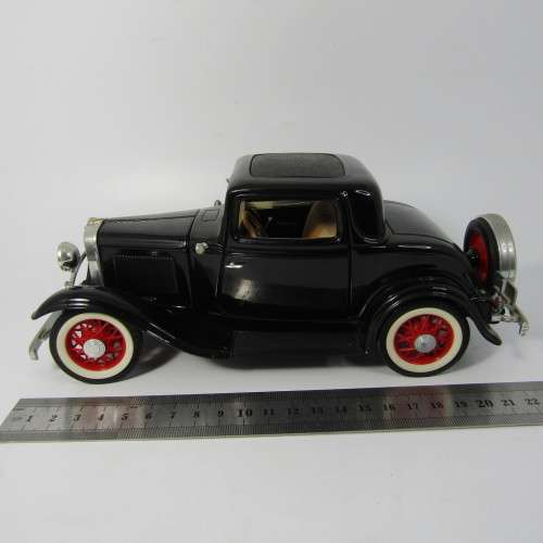 Road Legends 1932 Ford 3-window coupe die-cast model car - scale 1/18