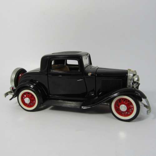 Road Legends 1932 Ford 3-window coupe die-cast model car - scale 1/18