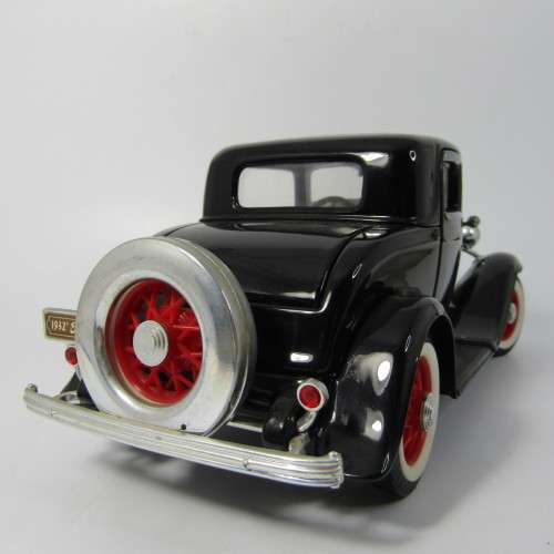 Road Legends 1932 Ford 3-window coupe die-cast model car - scale 1/18