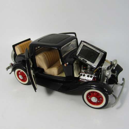 Road Legends 1932 Ford 3-window coupe die-cast model car - scale 1/18