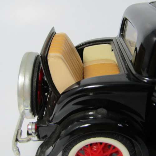 Road Legends 1932 Ford 3-window coupe die-cast model car - scale 1/18