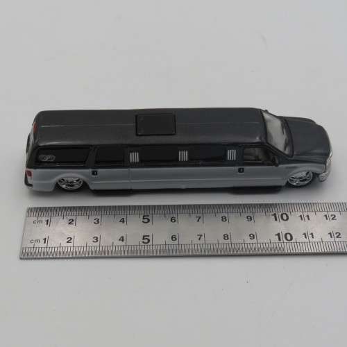 Maisto Playerz Ford Excursion limousine toy car - scale 1/64