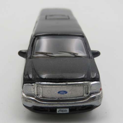 Maisto Playerz Ford Excursion limousine toy car - scale 1/64