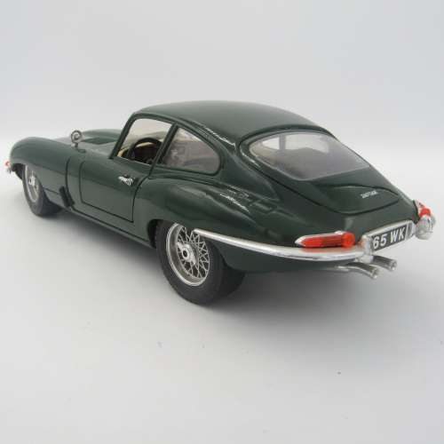 Bburago 1961 Jaguar E-Type die-cast model car - scale 1/18