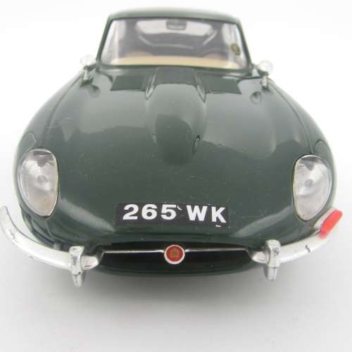Bburago 1961 Jaguar E-Type die-cast model car - scale 1/18