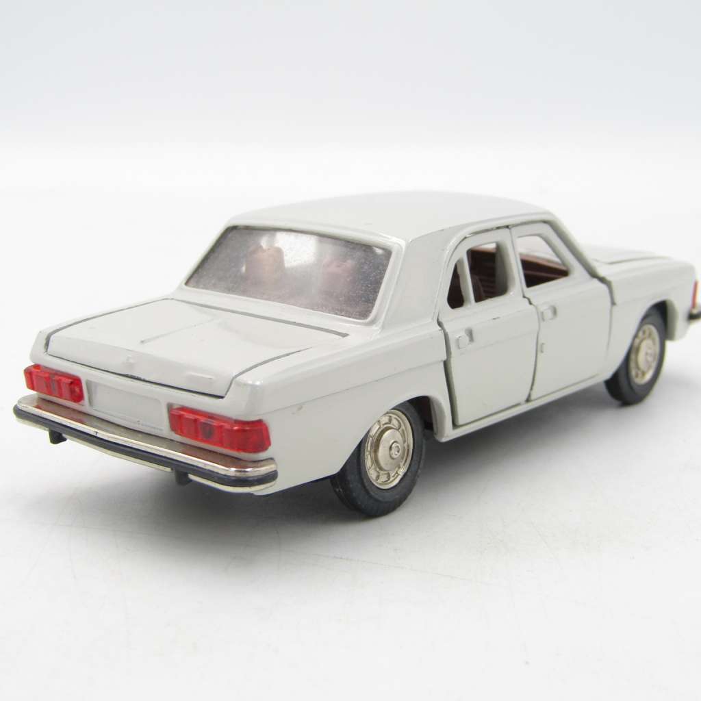 Russian Gaz-3102 Volga die-cast model car - scale 1/43