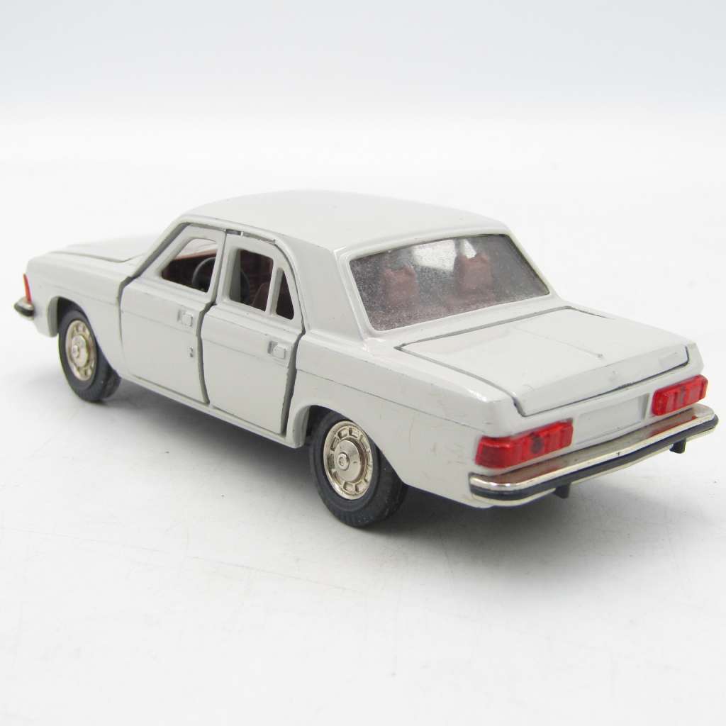 Russian Gaz-3102 Volga die-cast model car - scale 1/43