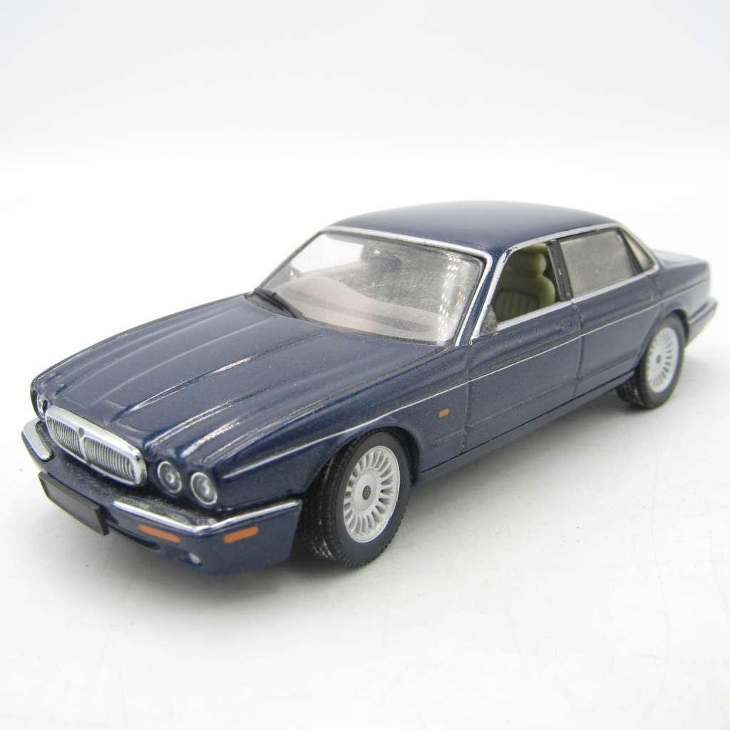 AutoArt Jaguar XJR die-cast model car with steering - no mirrors - scale 1/43