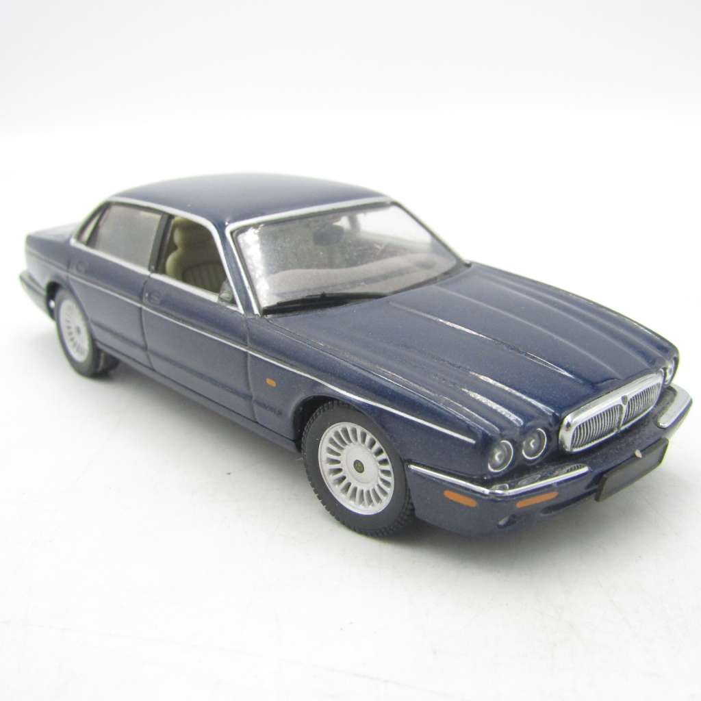 AutoArt Jaguar XJR die-cast model car with steering - no mirrors - scale 1/43