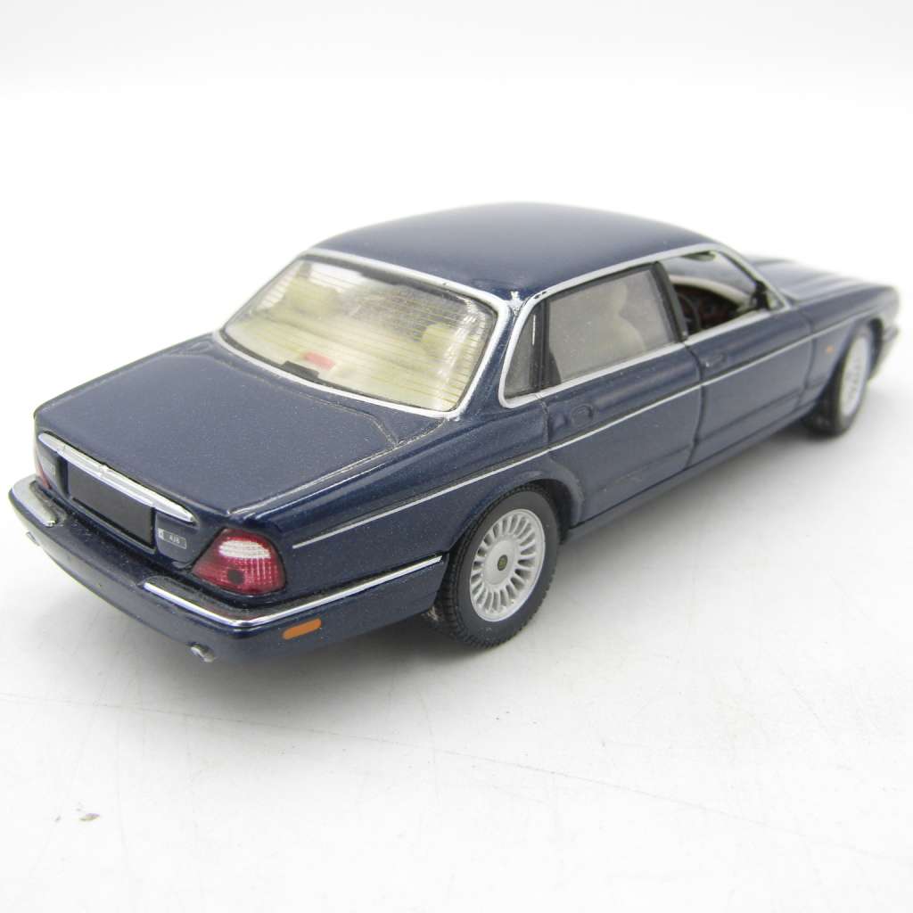 AutoArt Jaguar XJR die-cast model car with steering - no mirrors - scale 1/43
