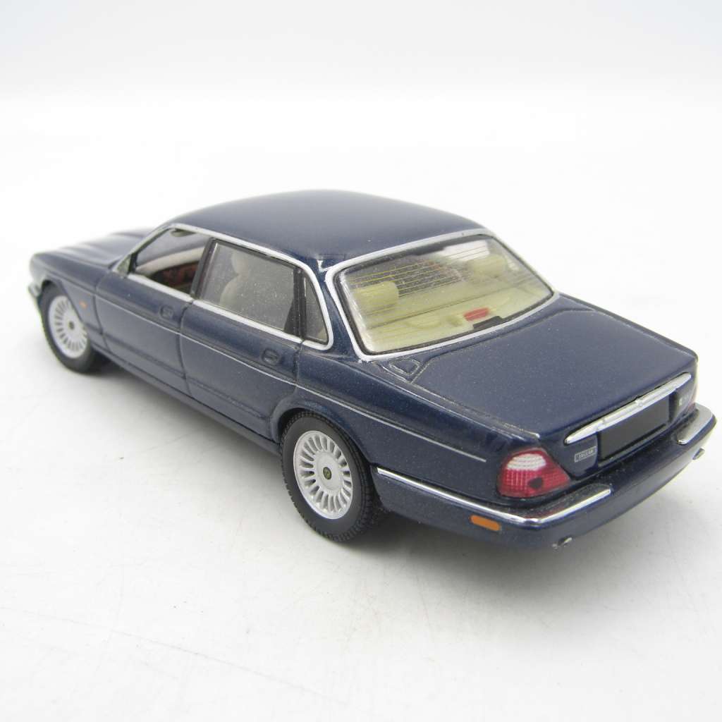 AutoArt Jaguar XJR die-cast model car with steering - no mirrors - scale 1/43
