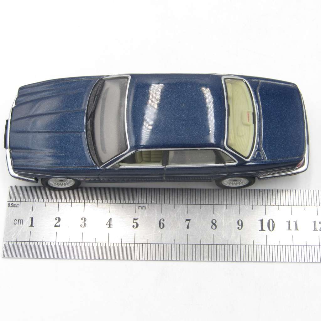 AutoArt Jaguar XJR die-cast model car with steering - no mirrors - scale 1/43