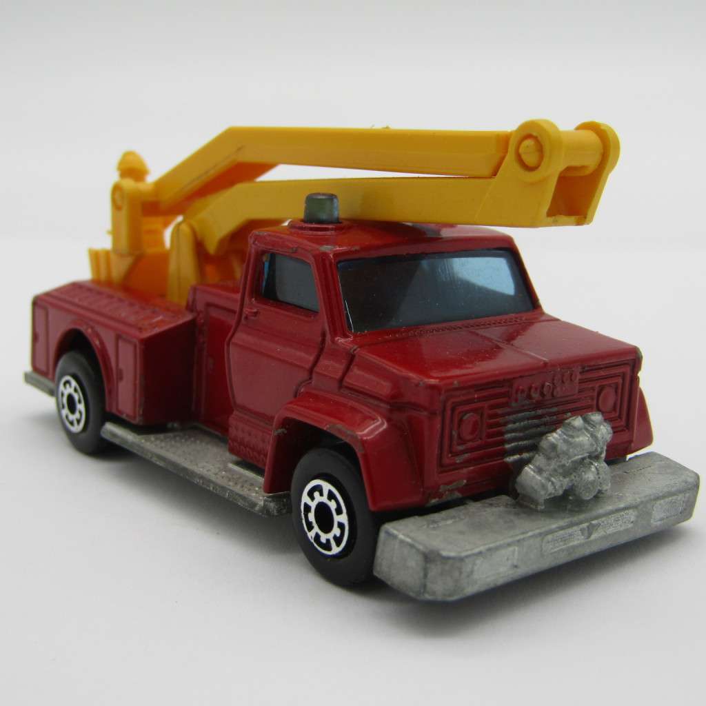 Matchbox Superfast #13 Snorked Fire Engine die-cast toy car - boxed - base broken