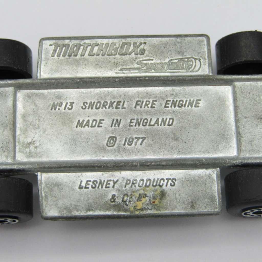 Matchbox Superfast #13 Snorked Fire Engine die-cast toy car - boxed - base broken