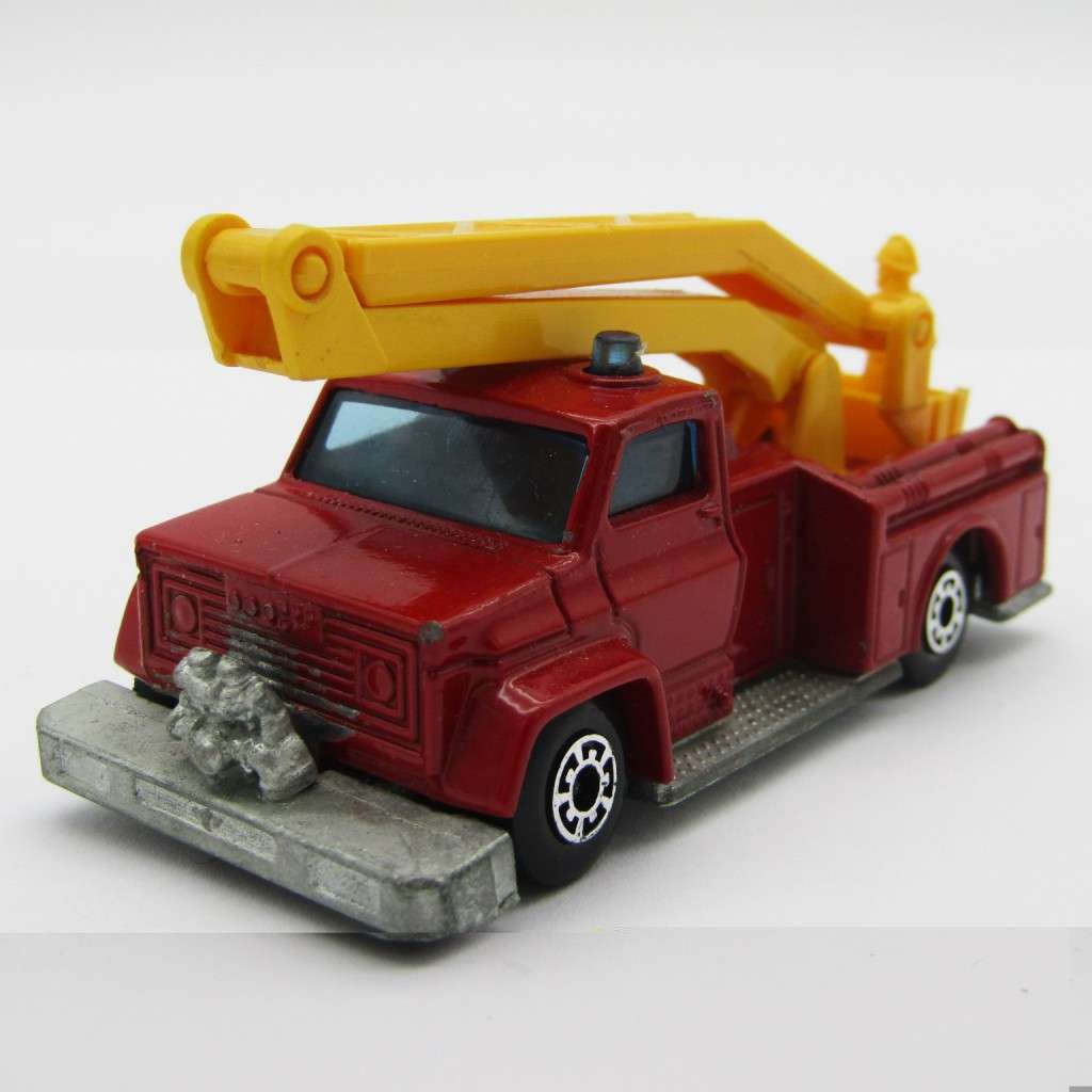 Matchbox Superfast #13 Snorked Fire Engine die-cast toy car - boxed - base broken