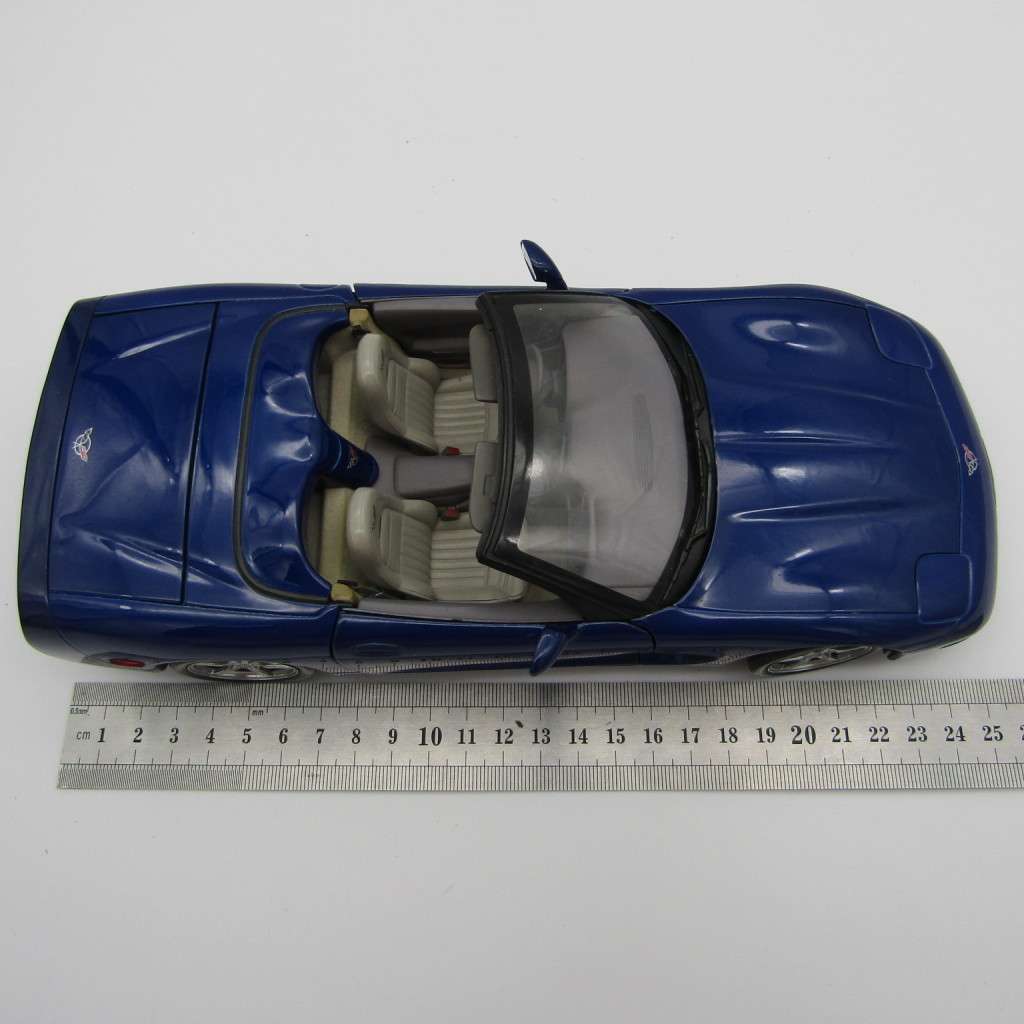 AutoArt Chevrolet Corvette die-cast model car - scale 1/18