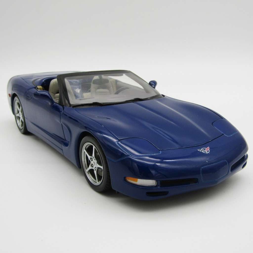 AutoArt Chevrolet Corvette die-cast model car - scale 1/18