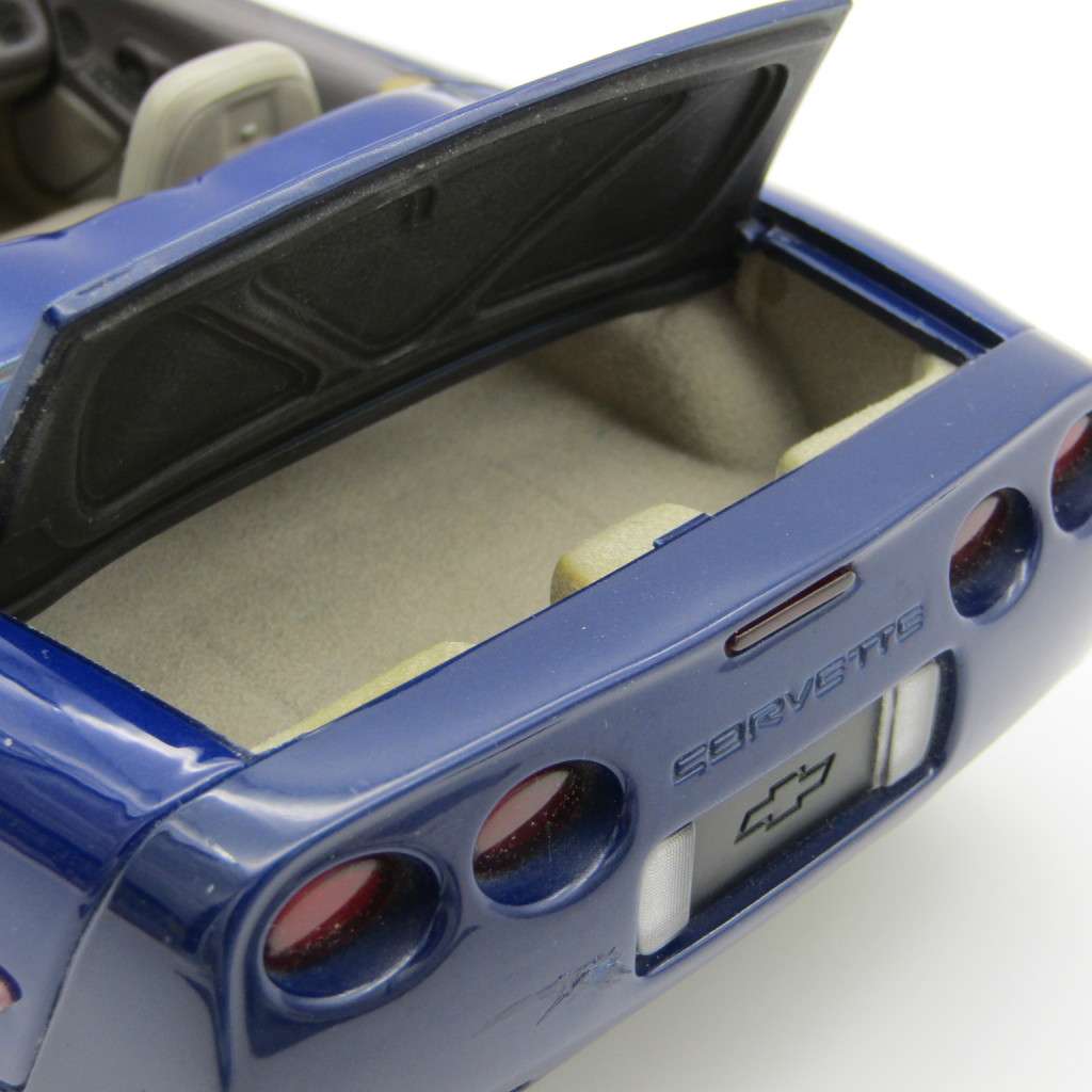 AutoArt Chevrolet Corvette die-cast model car - scale 1/18