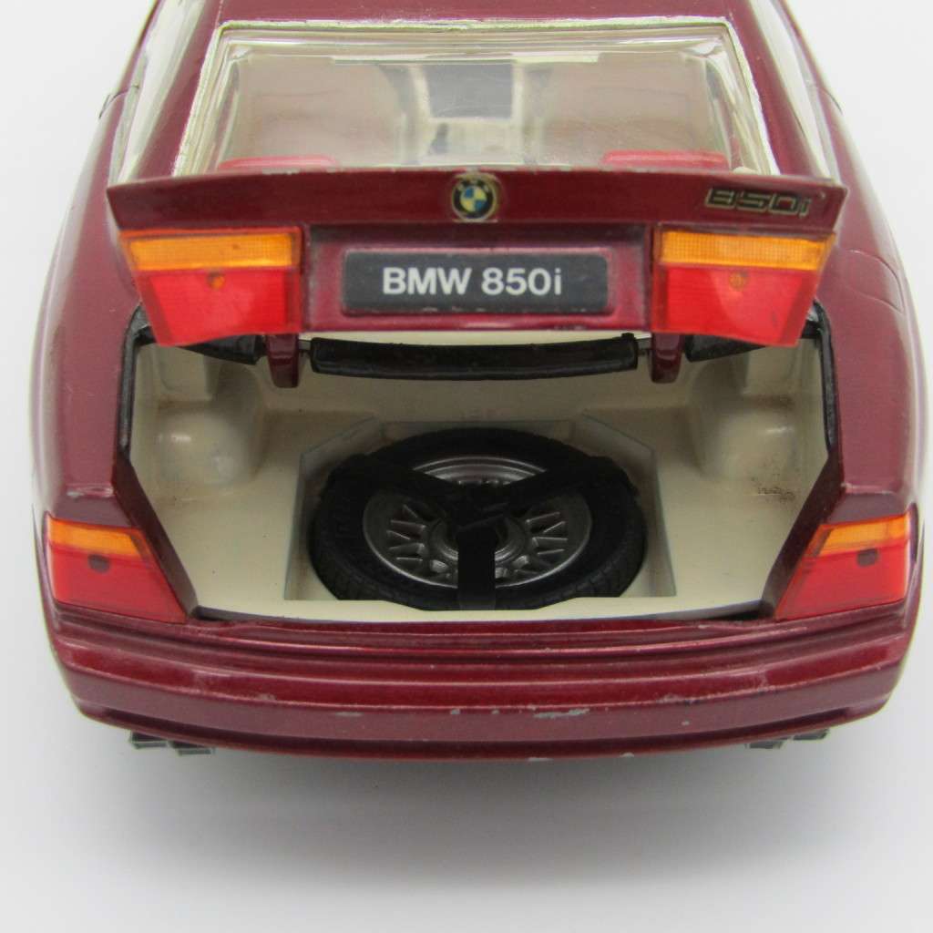 Revell BMW 850. die-cast model car - scale 1/18