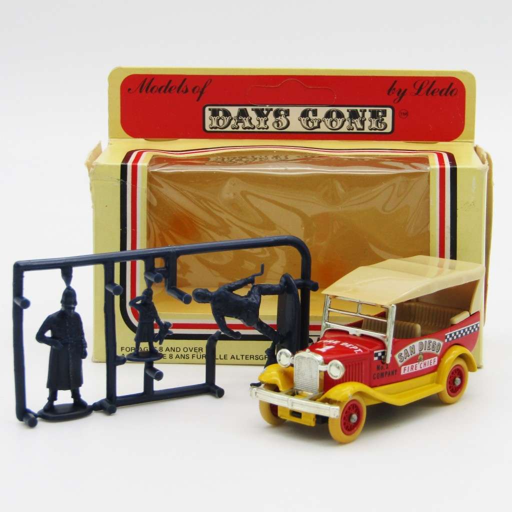 Lledo Ford Model A San Diego Fire chief model car in box with figurines