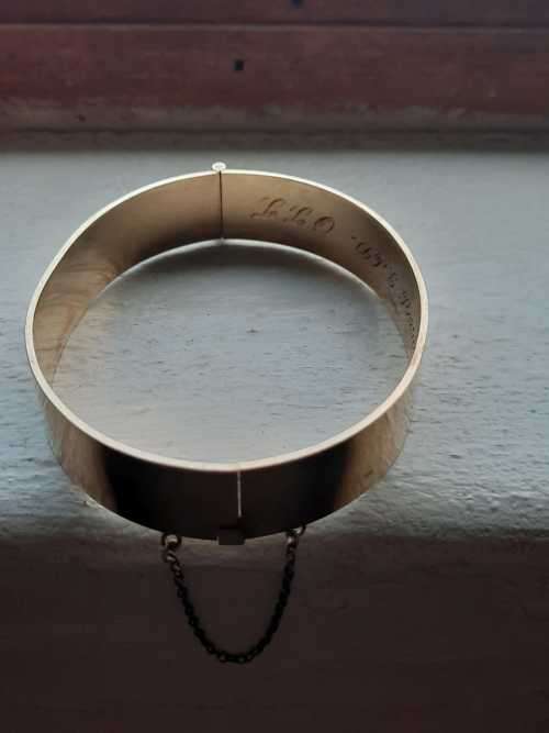 Solid Vintage 9ct  metal core bangle