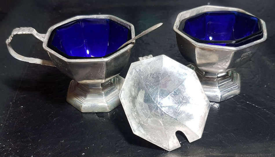 A Three Piece Sterling Silver Condiment Set: Birmingham Hallmarks for 1986: 146 gm