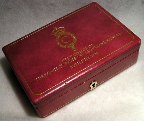 Prince Charles and Lady Diana Marriage 1981 Gold Stamp Replica in Case  *  18ct 27.5 gm *