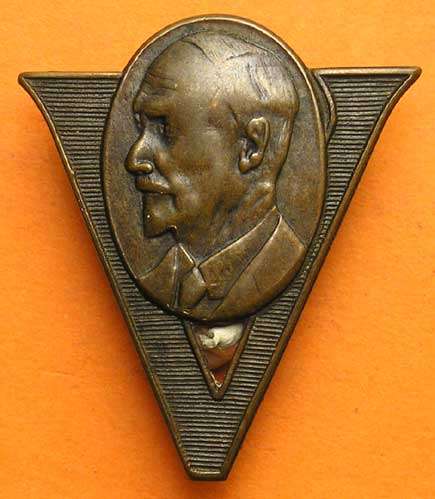 WW2: Jannie Smuts "V for Victory" Lapel Badge