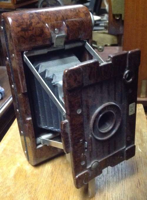 Attractive vintage Kodak Bakelite camera (MEC19)