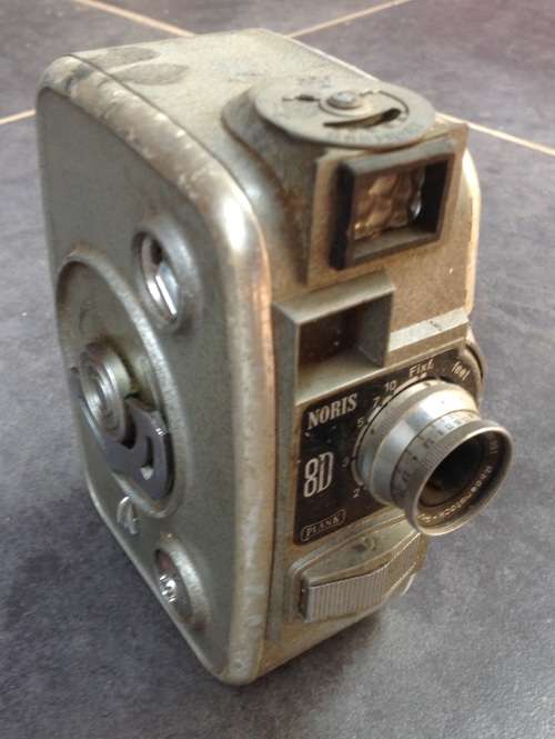 Vintage Noris hand held 8 mm movie camera (MEM11)