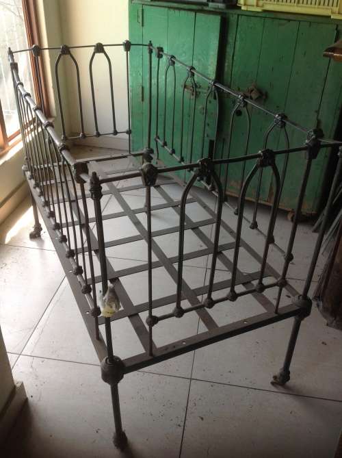 Vintage cast iron baby cot (on wheels) - Black