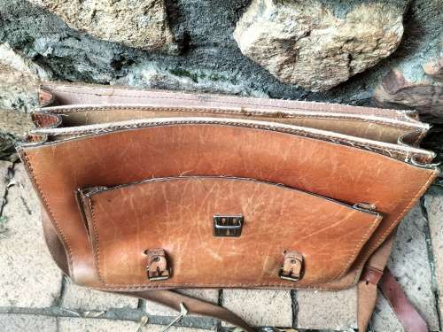 Vintage leather shoulder bag