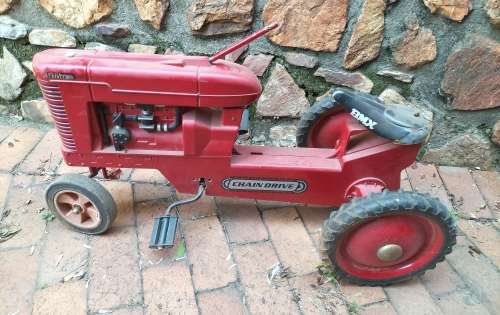 Vintage pedal tractor (for the restorer)