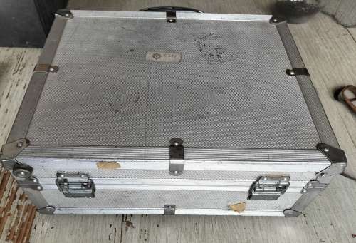 Well travelled aluminium camera case (MD52)
