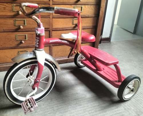 Contemporary Radio Flyer Retro Red Tricycle