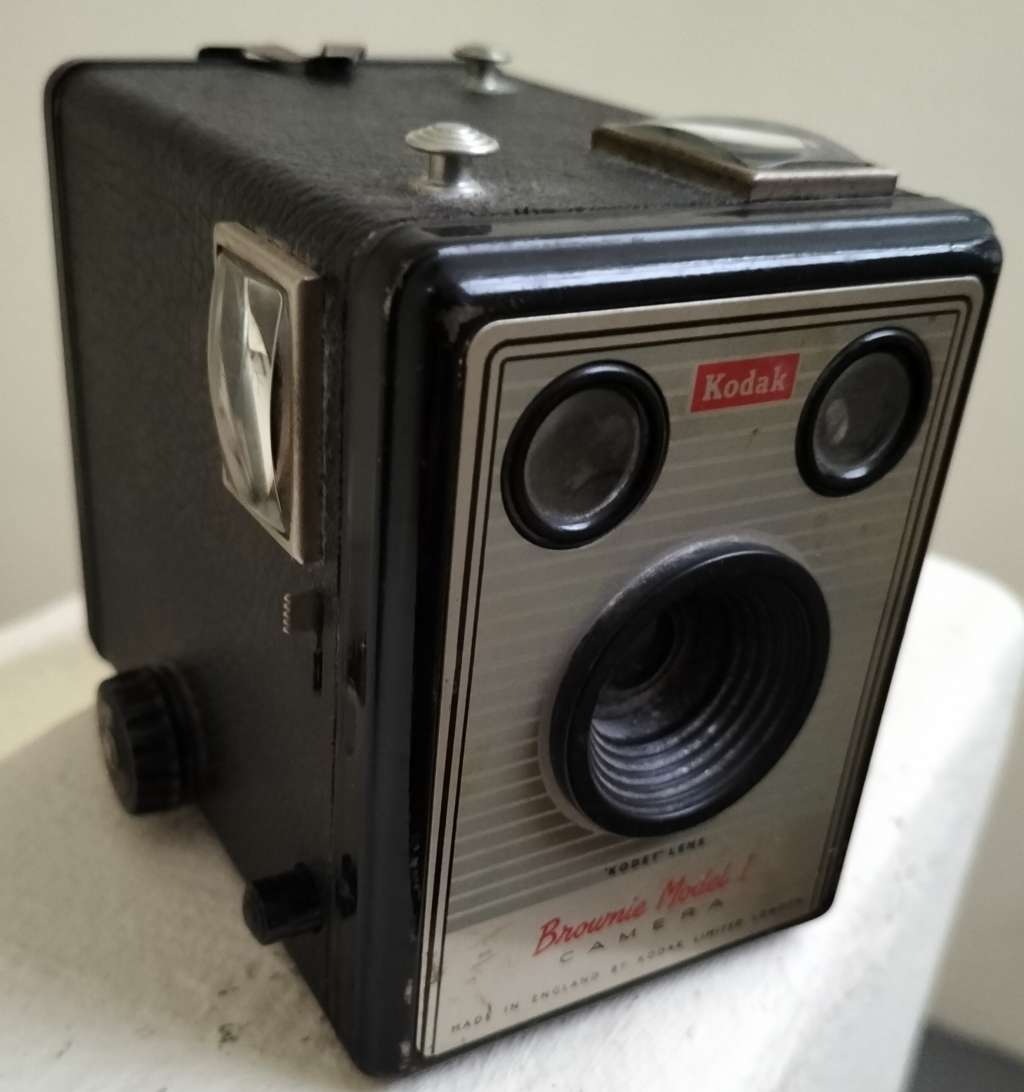 Vintage Kodak Art Deco Box camera - Brownie Model 1 (Green front plate)