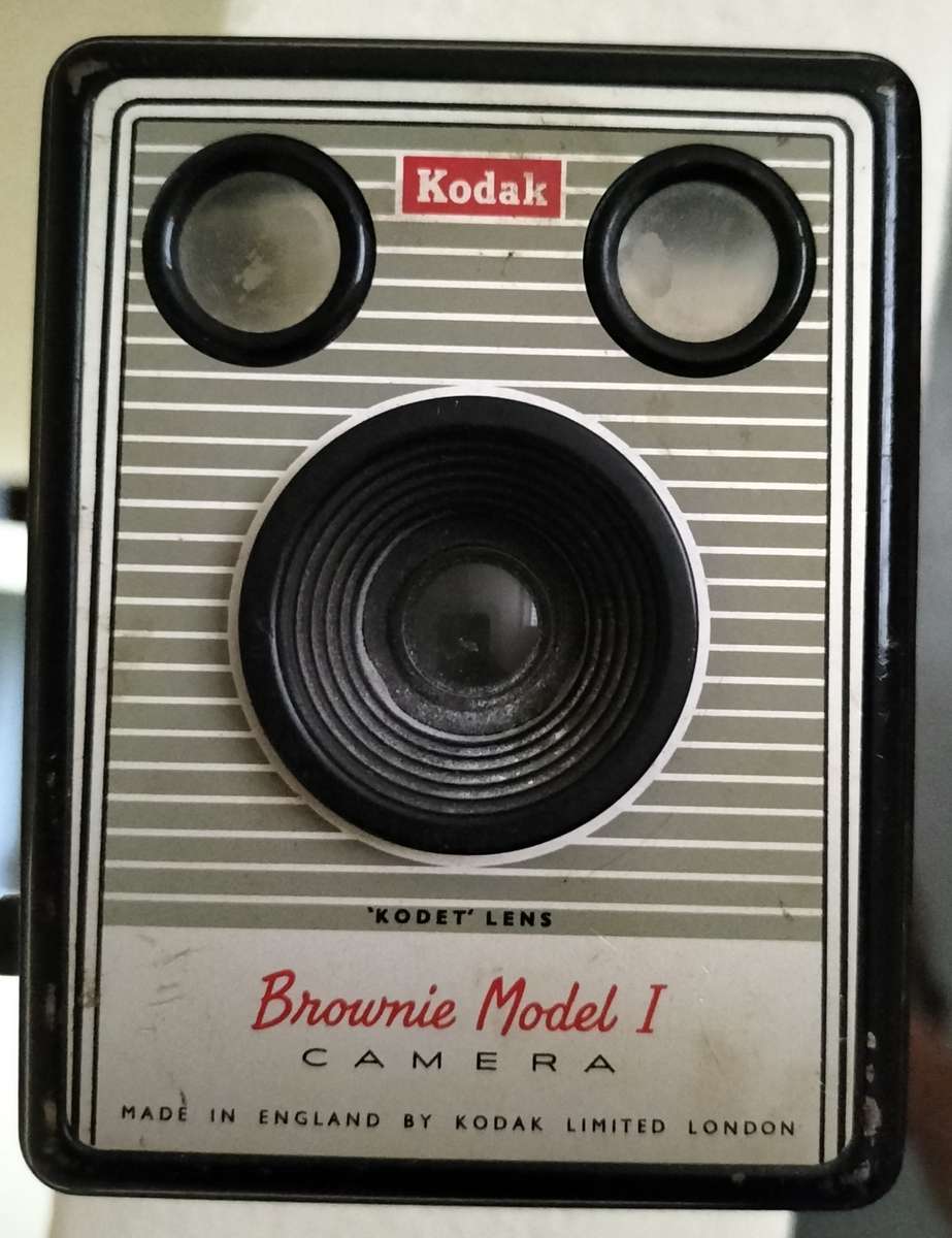 Vintage Kodak Art Deco Box camera - Brownie Model 1 (Green front plate)