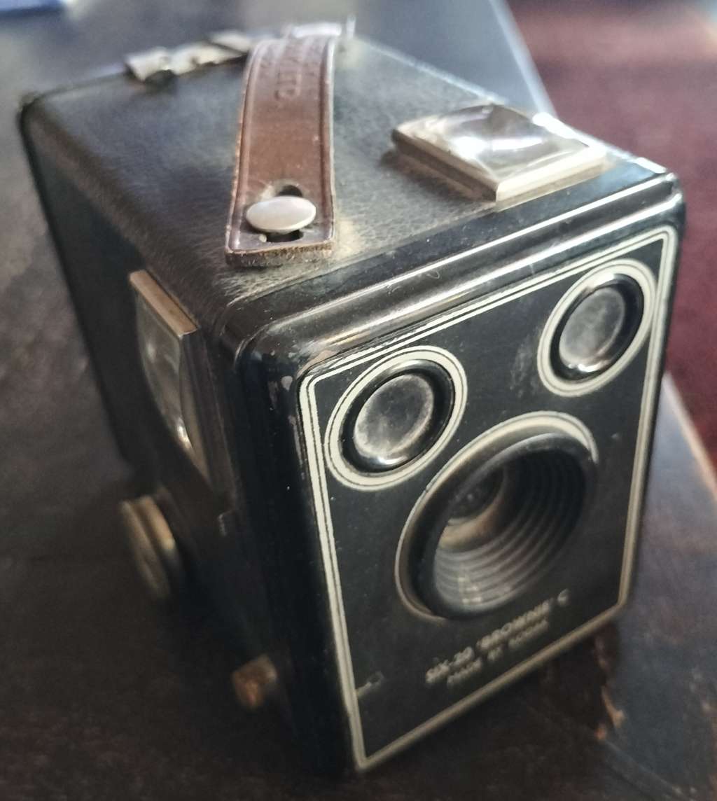 Vintage Kodak Brownie Box Camera (Art Deco Face)