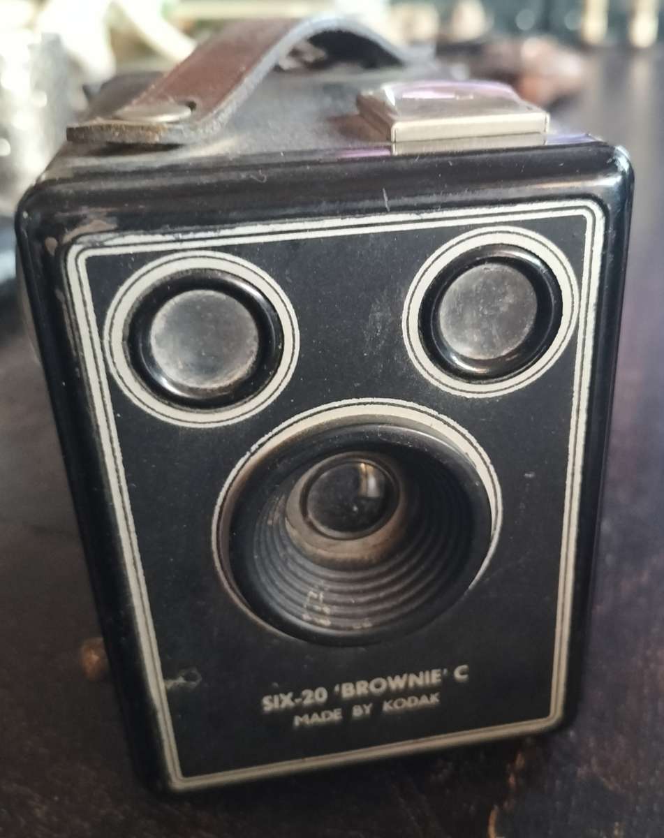 Vintage Kodak Brownie Box Camera (Art Deco Face)